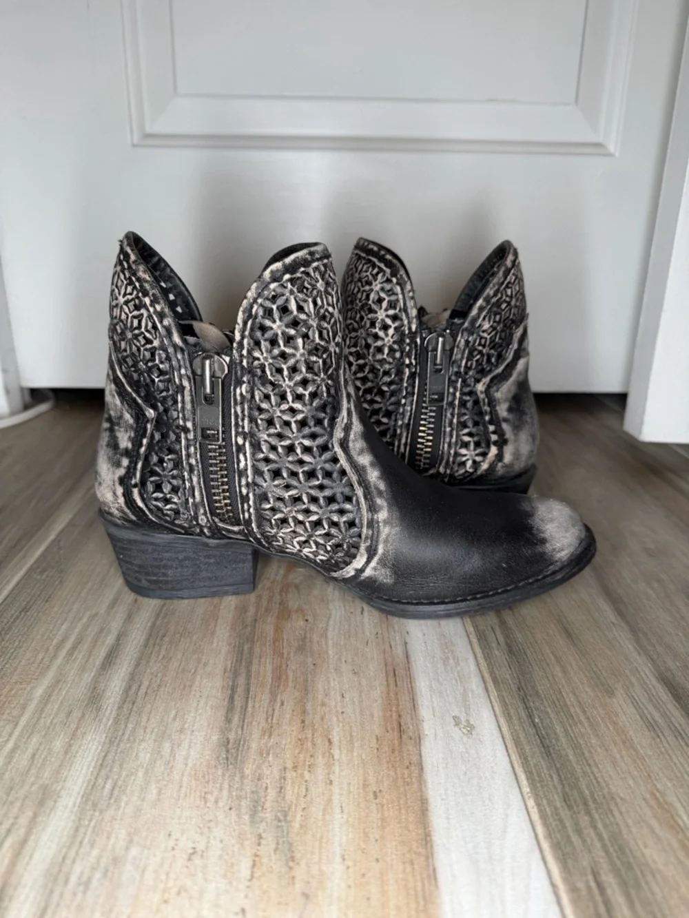Circle G by Corral Laser Cut Zip Ankle Boots Bootie Black Womens Size 8.5